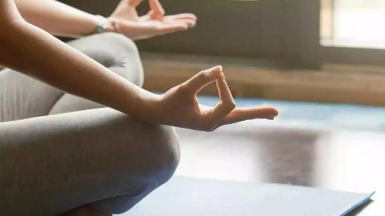 El papel del yoga y la meditación en el manejo del dolor de estómago