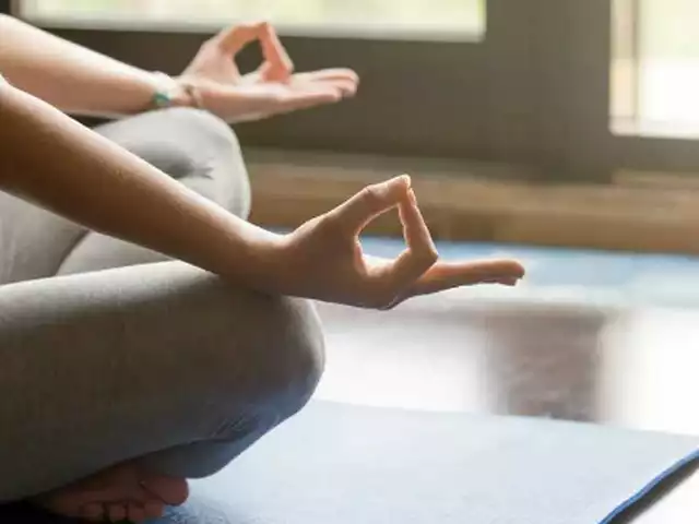 El papel del yoga y la meditación en el manejo del dolor de estómago